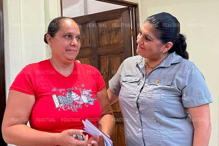 Imagen de BANVHI entregando casa a beneficiada