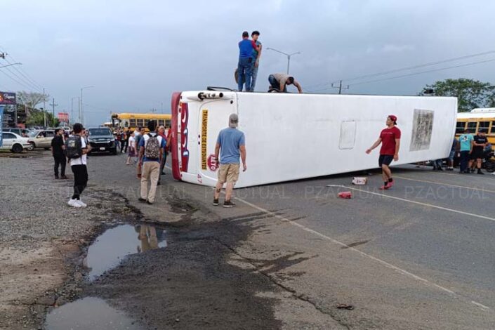 Imagen muestra bus volcado sobre la carretera