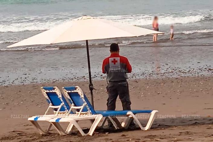 Se observa a un cruzrojista en la playa