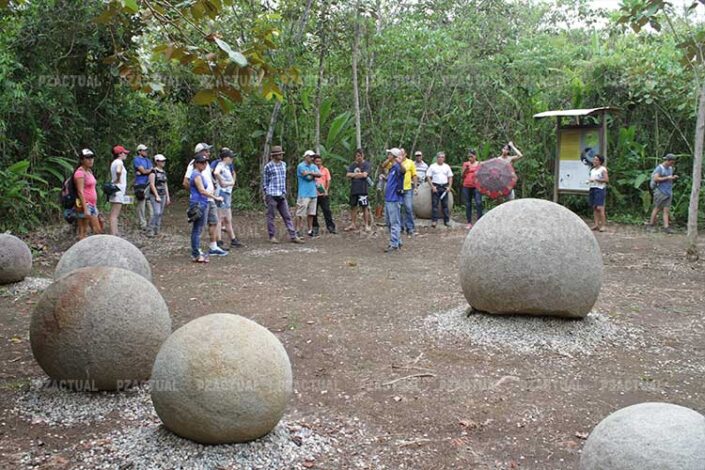 Imagen muestra esferas precolombinas y personas