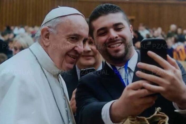 IMAGEN MUESTRA SELFIE CON EL PAPA FRANCISCO 001
