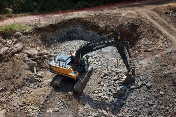 Imagen muestra máquina excavadora