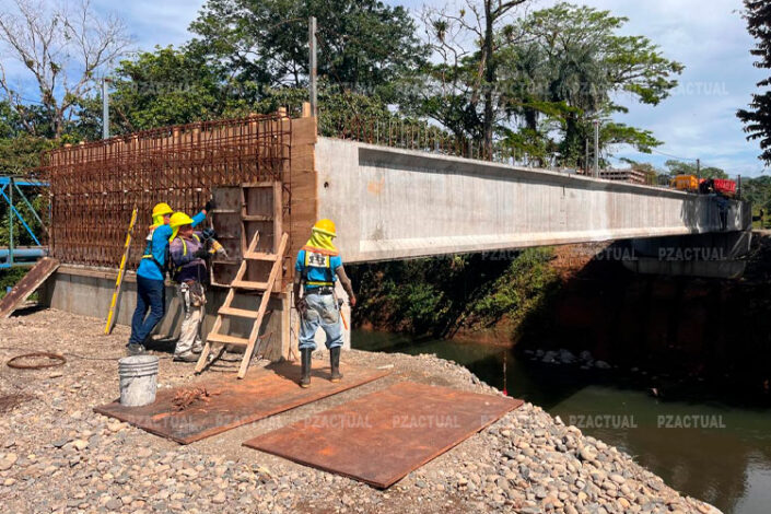 En la imagen se observa un puente en construcción