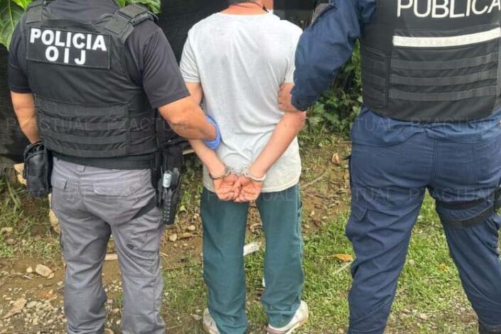 Imagen muestra hombre esposado y oficiales de Fuerza Pública.