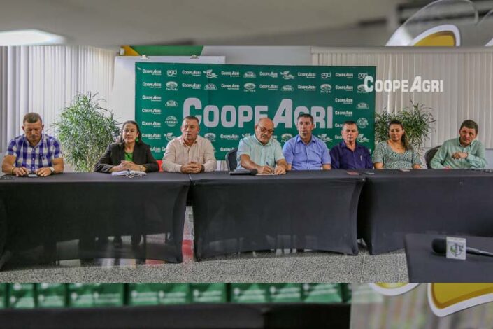 Imagen muestra miembros de Consejo de CoopeAgri