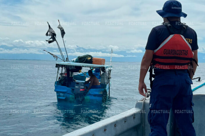 En la imagen se observa la lancha a la deriva y un oficial de Guardacostas