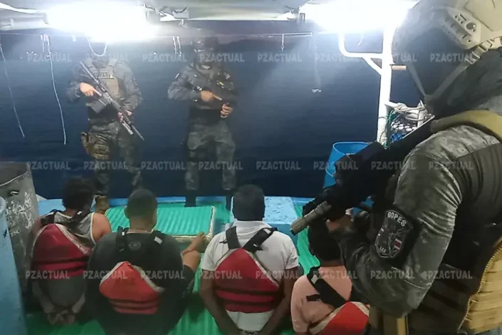 Imagen muestra cuatro personas detenidas por narcotráfico