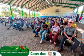 Imagen muestra gran grupo de personas en un salón.