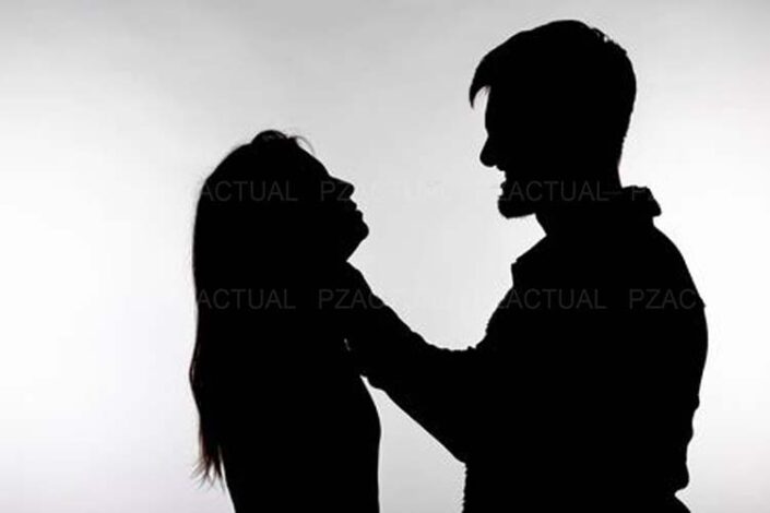 IMAGEN MUESTRA SILUETA DE HOMBRE ABUSANDO DE MUJER