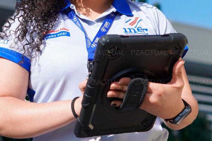 Imagen muestra personas con una tablet
