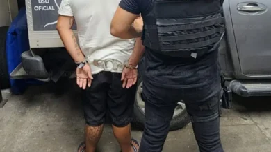 Imagen muestra hombre esposado, por la espalda.