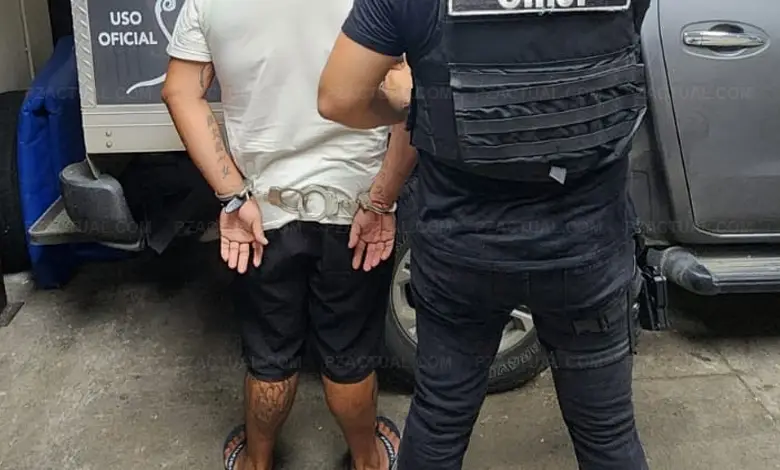 Imagen muestra hombre esposado, por la espalda.