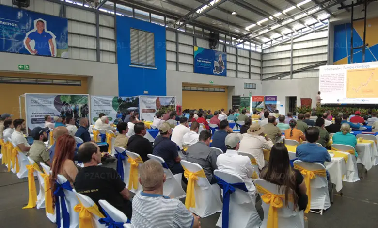 IMAGEN MUESTRA GRUPO DE PERSONAS EN CAPACITACIÓN
