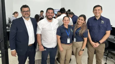 Imagen muestra a funcionarios de la Municipalidad y otras personas.