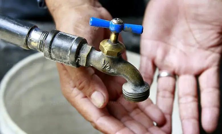 Imagen muestra tubo sin agua y unas manos.