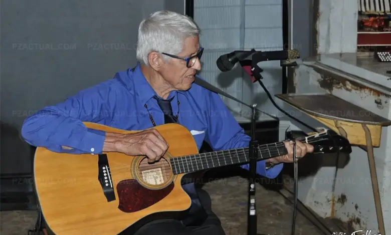 Imagen muestra a Talí Fallas tocando guitarra