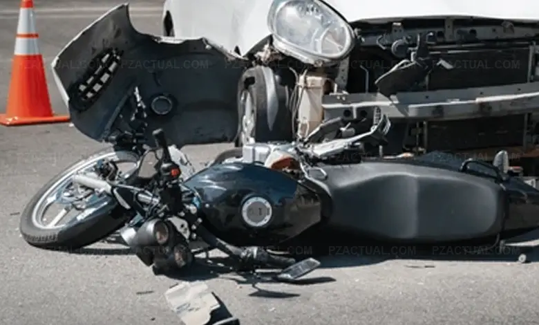 Imagen muestra motocicleta accidentada