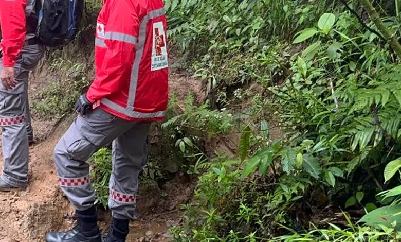 Imagen muestra cruzrojistas en zona montañosa