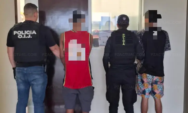 Imagen muestra a detenidos por la espalda