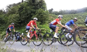 Imagen muestra atletas en ciclística