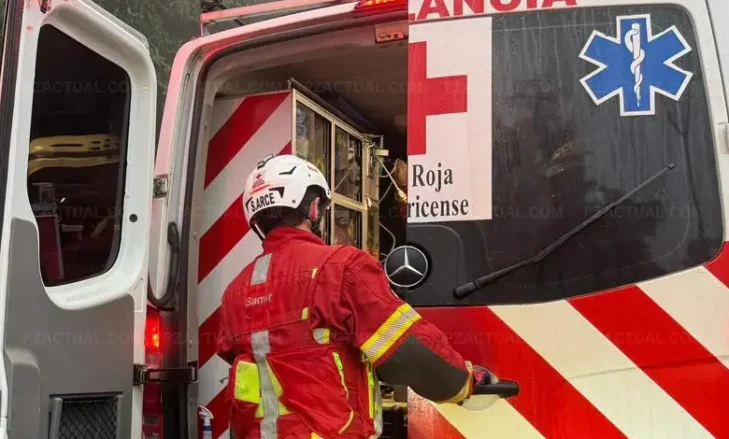 Imagen muestra ambulancia de Cruz Roja
