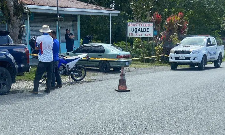 Imagen de la escena del crimen afuera de la estructura