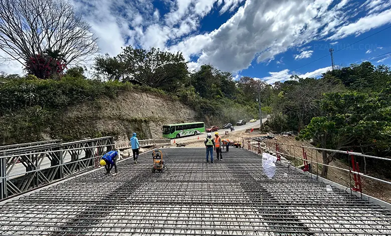 Paso solo para vehículos livianos en puente de La Palma1