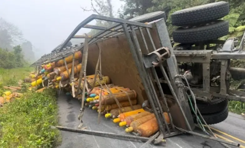 vuelco de camión en La Chonta 3