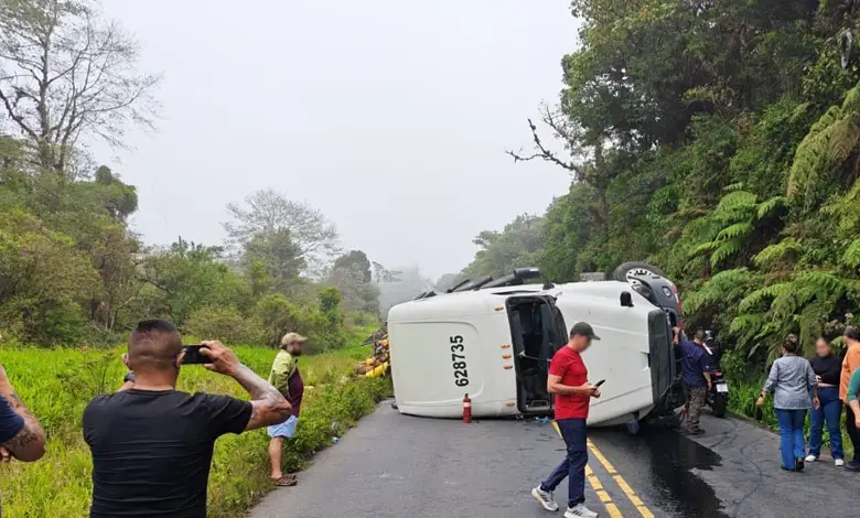 vuelco de camión en La Chonta